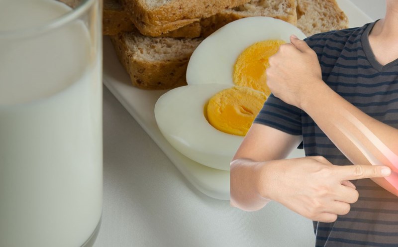 Boiled eggs with whole grain bread is a breakfast dish that helps strengthen bones. Graphics: Thanh Thanh
