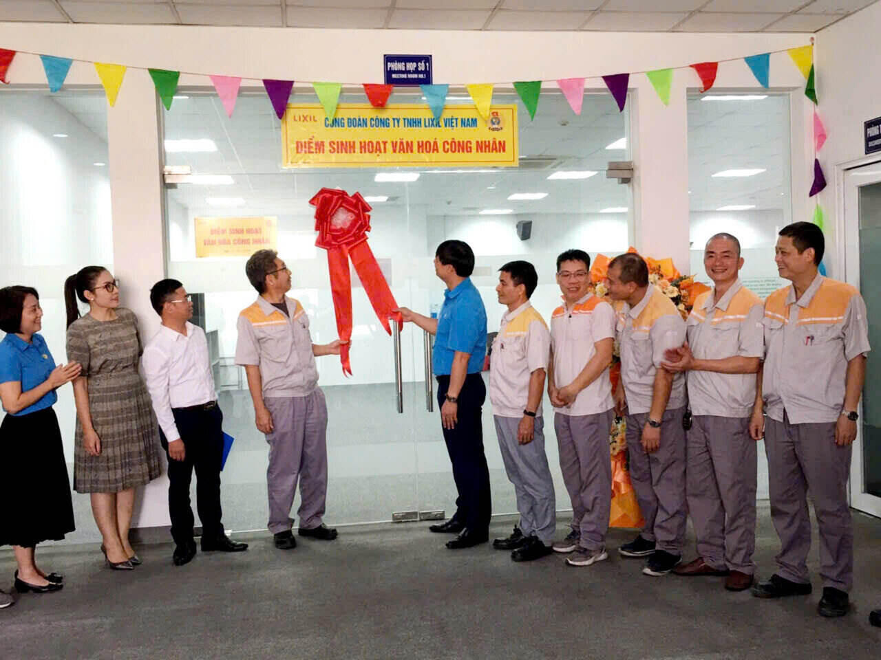 In addition to activities such as establishing a Workers' Cultural Activity Point, the Hanoi City Labor Federation also focuses on improving the skills of its staff doing propaganda work. Photo: Ngoc Anh