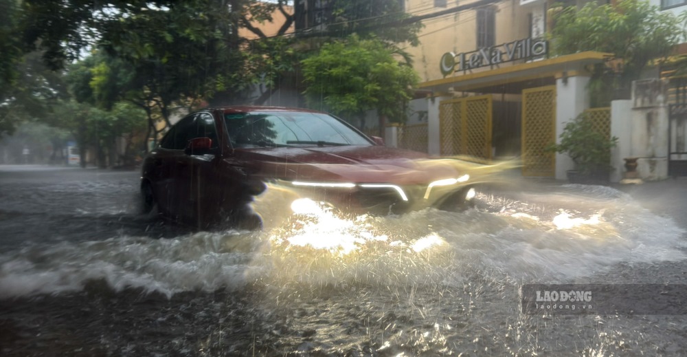Heavy rains have flooded many roads in Quang Binh, making it difficult for vehicles to move. Photo: Cong Sang