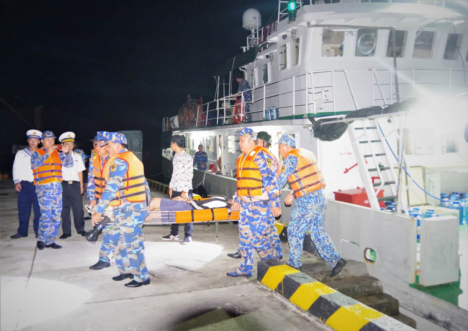 A sailor in distress receives emergency treatment at the Truong Sa Island Infirmary. Photo: Hoang Van Thao