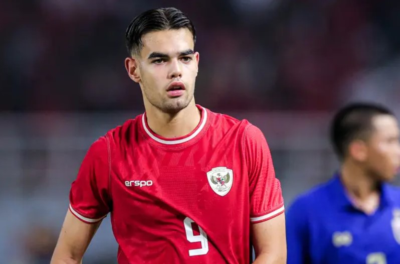 Jens Raven tung khoac ao U19 Indonesia thi dau tai giai vo dich U19 Dong Nam A 2024. Anh: Bola 