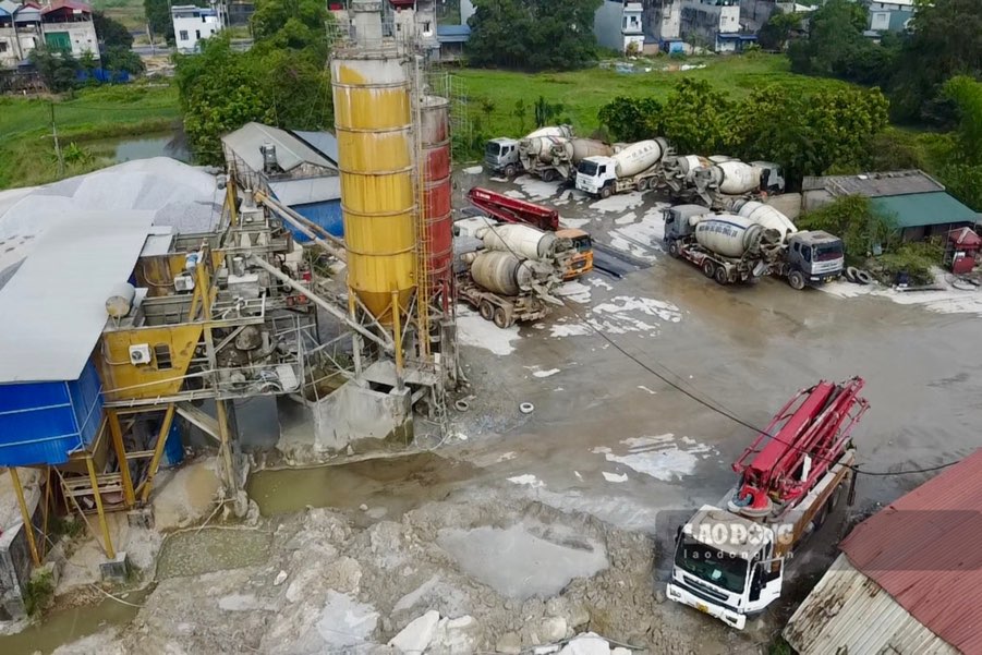 Tuoi Tre Concrete Station in Thai Nguyen operates, discharging waste into the environment. Photo: Viet Bac.