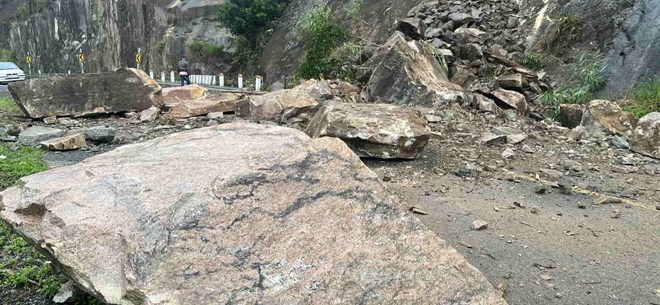 Landslide on Khanh Le Pass in Khanh Hoa province causes traffic congestion. Photo: Duc Thao