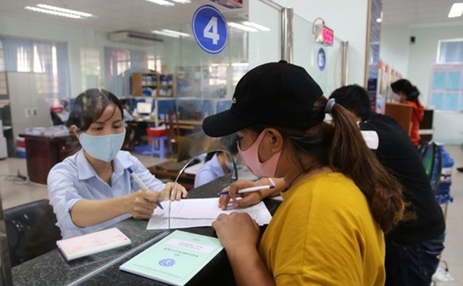 Cán bộ BHXH tư vấn cho người lao động mức bình quân tiền lương để tính lương hưu. Ảnh minh họa: Hải Nguyễn