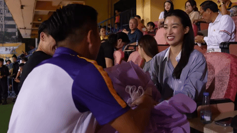 Miss Do My Linh received flowers from Hanoi team players on October 20. Photo: Hanoi Club