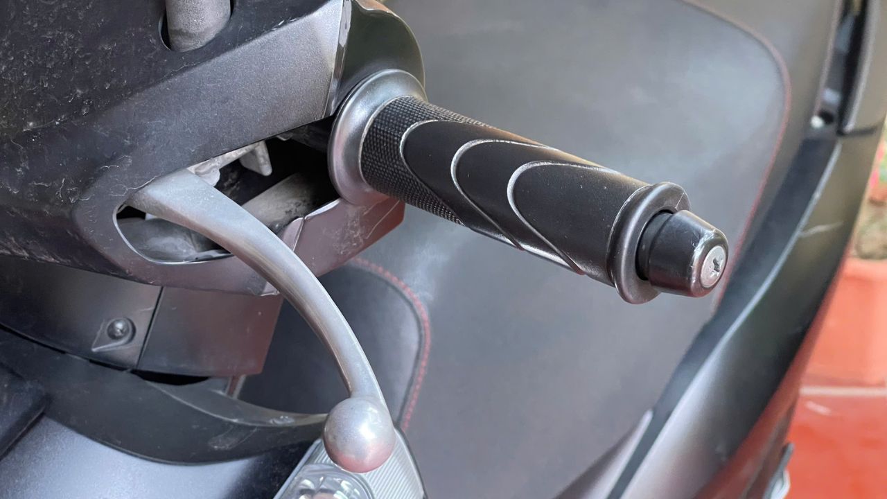 To ensure safety, users need to avoid some mistakes when driving a motorbike. Photo: Ngoc Diep