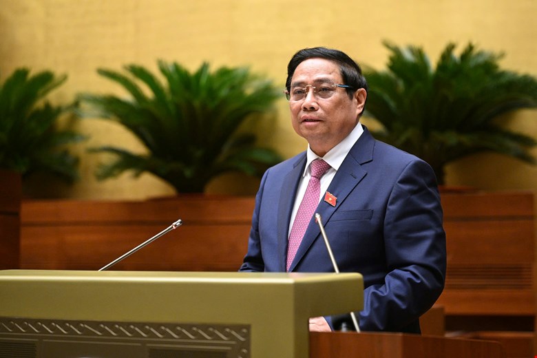 Prime Minister Pham Minh Chinh affirmed that the Government has effectively implemented solutions to ensure wage increases without price increases. Photo: Quochoi.vn