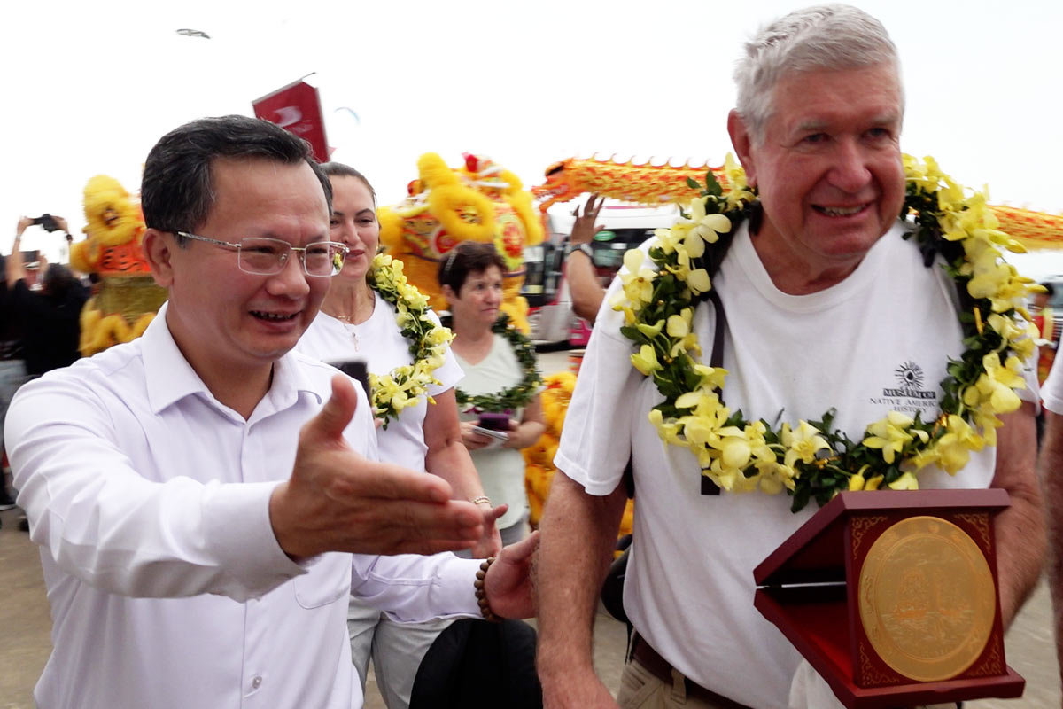 Mr. Cao Tuong Huy, Chairman of Quang Ninh Provincial People's Committee, welcomed American tourist David Bogle - the 3,000,001st international visitor to Quang Ninh. Photo: Doan Hung