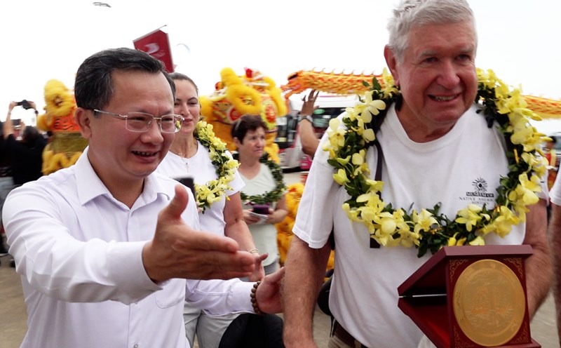 Mr. Cao Tuong Huy, Chairman of Quang Ninh Provincial People's Committee, welcomed American tourist David Bogle - the 3,000,001st international visitor to Quang Ninh. Photo: Doan Hung