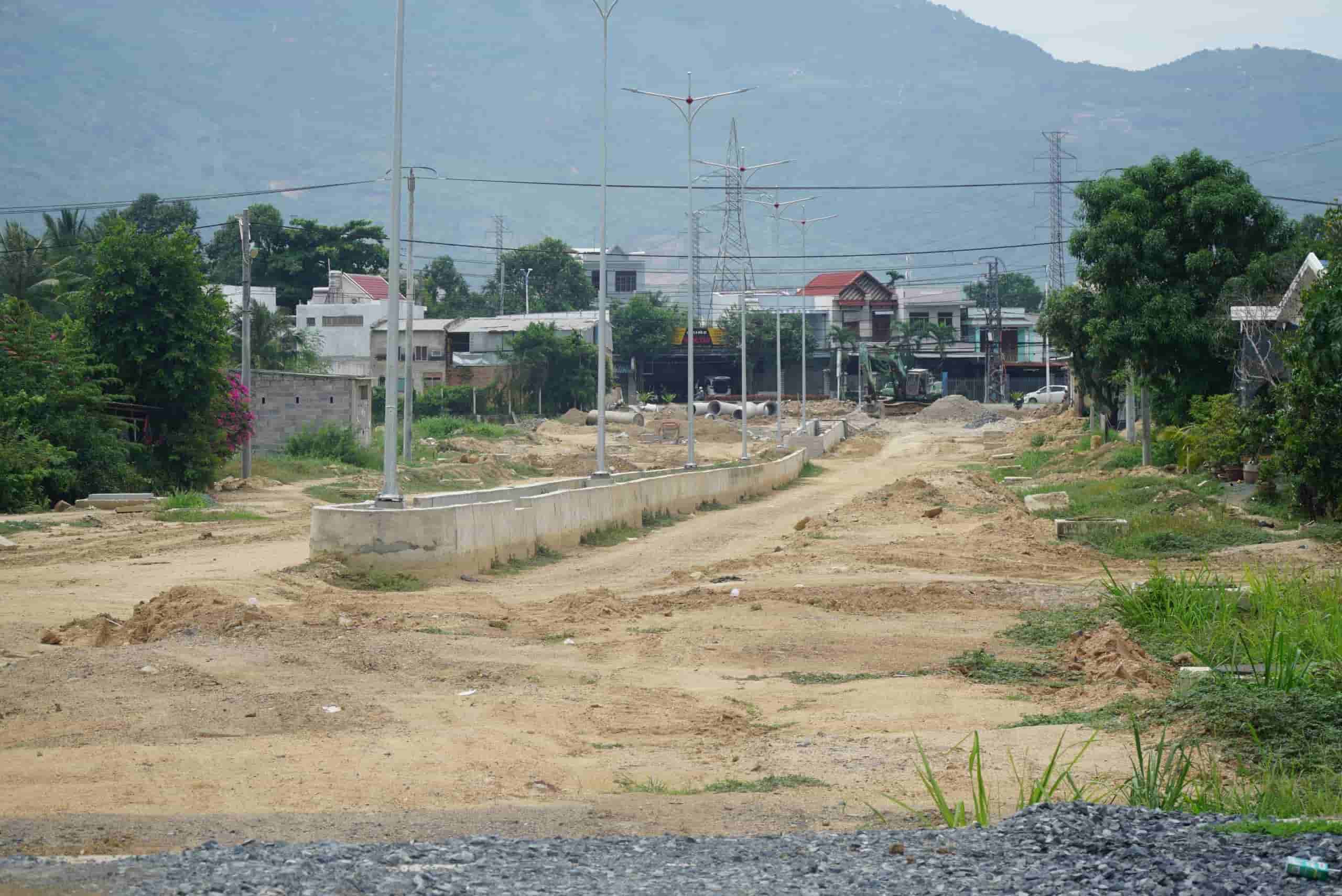 A traffic project in Khanh Hoa is behind schedule. Photo: Huu Long