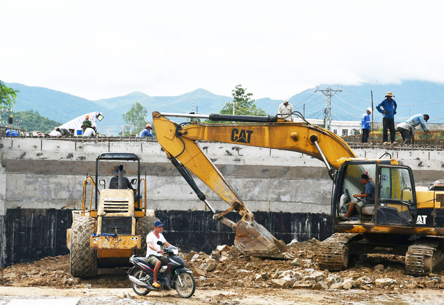 Thi cong cau Ba La o “diem nghen” Tay Giang. Anh: Xuan Nhan. 