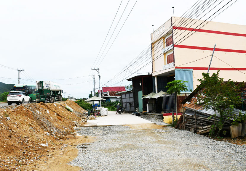 The "half-broken" feeder road in front of Ms. Vo Thi Kieu's house. Photo: Xuan Nhan.