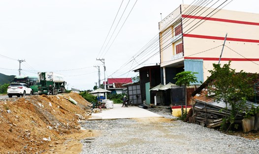 Nhánh đường gom "giữa chừng đứt gánh" trước nhà bà Võ Thị Kiều. Ảnh: Xuân Nhàn.