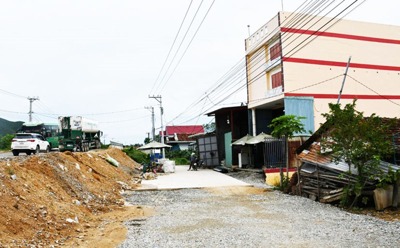 The "half-broken" feeder road in front of Ms. Vo Thi Kieu's house. Photo: Xuan Nhan.