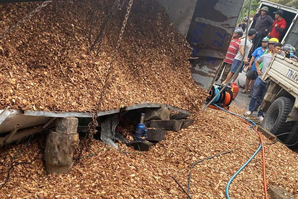 The scene of the truck carrying wood chips overturned, crushing and killing 3 people on the road. Photo: Binh Dinh Provincial Police