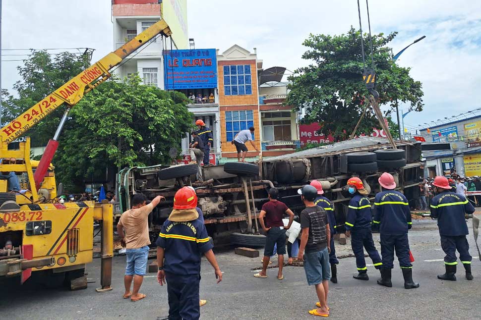 Luc luong chuc nang dieu dong phuong tien den hien truong vu tai nan de cuu ho. Anh: Cong an tinh Binh Dinh