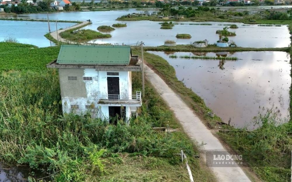 Theo phan anh cua nguoi dan tai xa Huong Phong (TP Hue), du an cong trinh tram bom o dia phuong co muc dau tu tien ti bi bo hoang suot nhieu nam, khong hoat dong, gay lang phi.