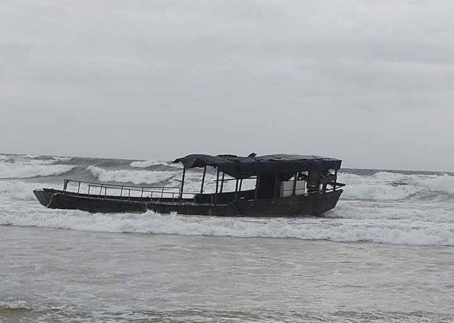 The unmanned ship drifted ashore. Photo: H.Nguyen.