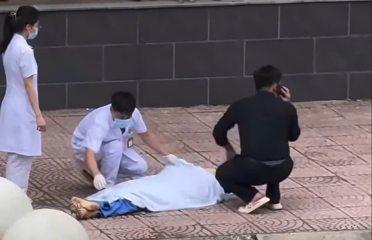 The patient died on the spot after jumping from the 10th floor of the hospital to the ground. Photo: Nguyen Truong