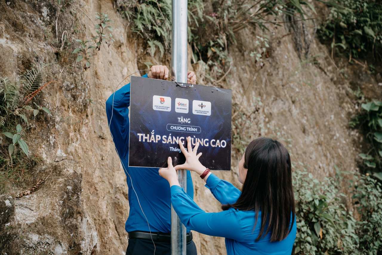 The project “Lighting up the highlands” is an initiative of VietNamNet Newspaper, accompanied by the Vietnamese Lien Quan Mobile community. Photo: Organizing Committee.