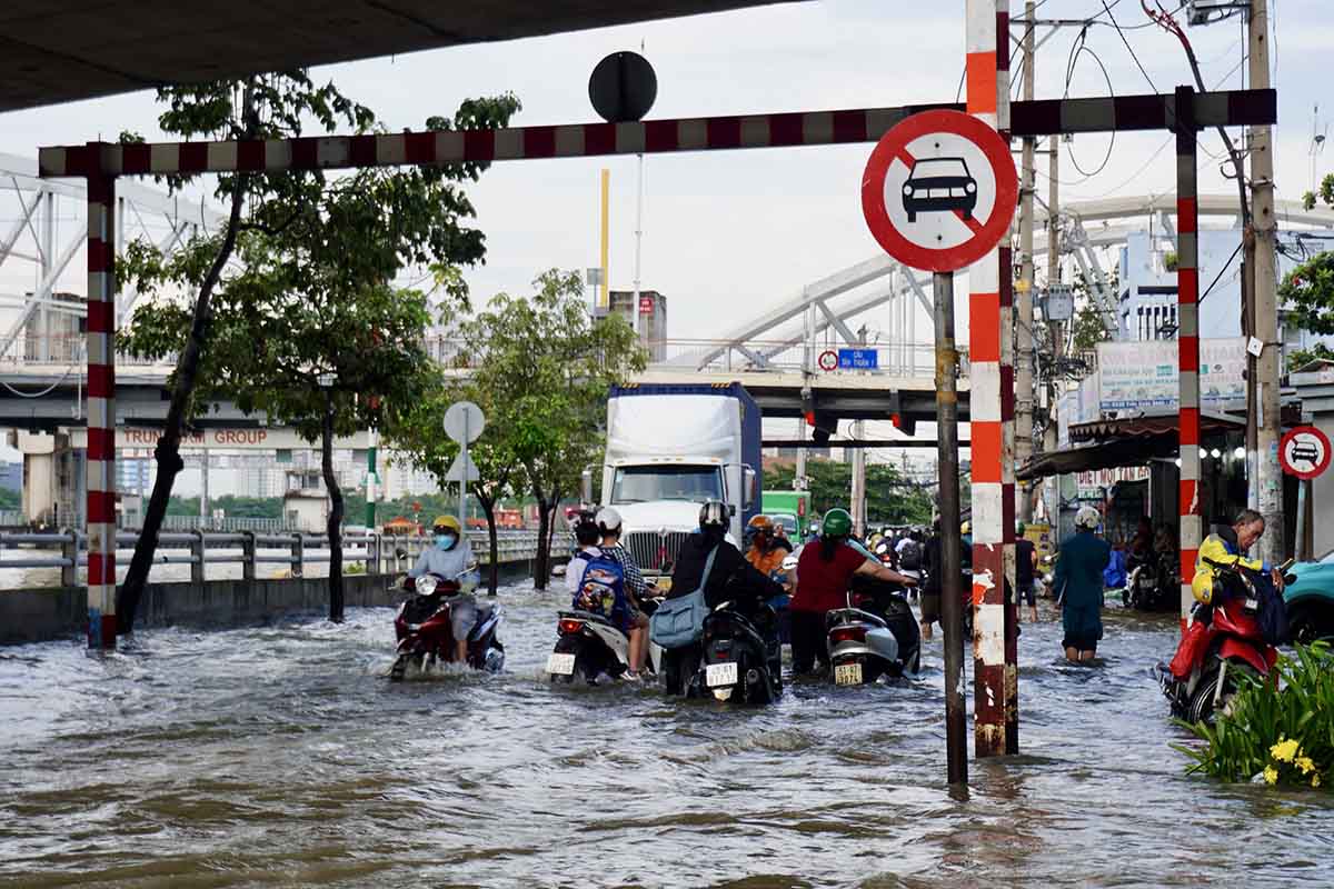 Nuoc ngap sau den gan ca met khien viec di chuyen cua nguoi dan rat kho khan, de bi te nga. Anh: Nhu Quynh