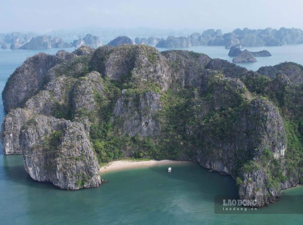 Bai cat Ban Chan nam trong vong canh cung cua day nui da giua vinh Ha Long, phia truoc nhin ra khu vuc cua bien. Anh: Nguyen Hung