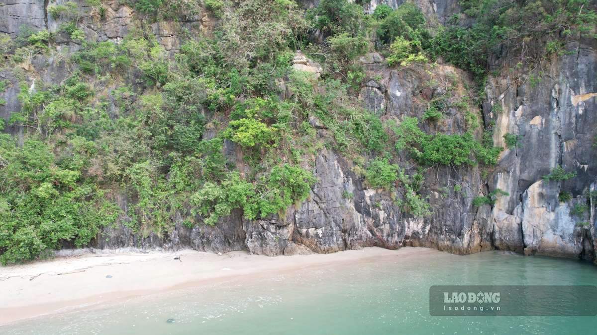 Theo nhung nguoi dan lang chai Vung Vieng, vinh Ha Long, bai co ten la “Ban Chan” la boi tren lung chung nui co mot cai gieng nuoc co cua hinh ban chan. Trong mot lan leo len nui, nguoi dan da phat hien ra cai gieng nay. Nuoc trong gieng chu yeu la nuoc mua, don tu cac khe nui chay vao nen ngot va min. Anh: Nguyen Hung