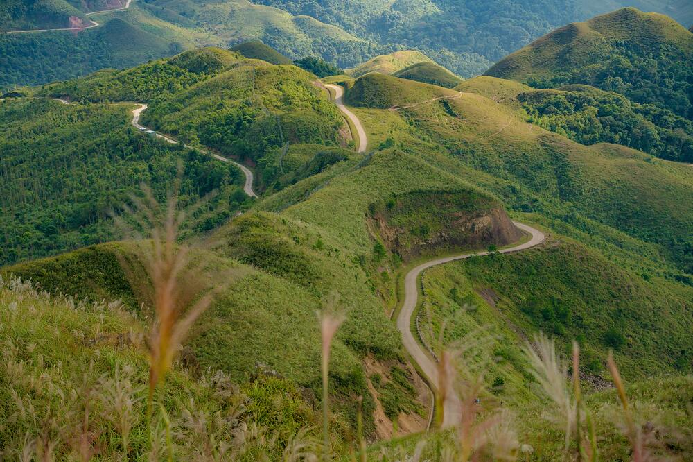 Ngoai ra, anh cung cho rang du khach nen di theo tour hoac tham khao lich trinh ky cang tu nhung nguoi co kinh nghiem vi cac diem du lich tai day cach xa nhau. Duong tuy de di va da so deu dep nhung khong nen di luc chieu va toi muon. Neu di lan dau, du khach nen danh 2-3 ngay tai Binh Lieu de trai nghiem. Anh: NVCC