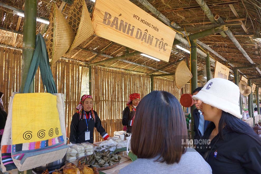 “Đến Bình Liêu du lịch không chỉ có cảnh đẹp mà du khách có thể khám phá thêm về văn hoá dân tộc qua các phiên chợ cuối tuần, tục hát Then của dân tộc Tày và phong trào bóng đá nữ của dân tộc Sán Chỉ… Ẩm thực của Bình Liêu cũng rất phong phú và chất lượng với các loại bánh đặc sản địa phương, gà bản, ngan sao đen, thịt khâu nhục...”, nam du khách cho biết. Ảnh: 