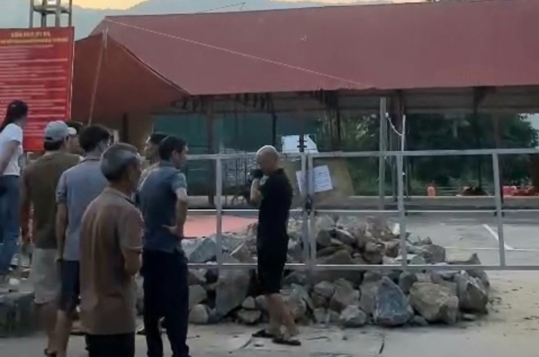 Traders are upset because the market gate is blocked. Photo: Provided by local people