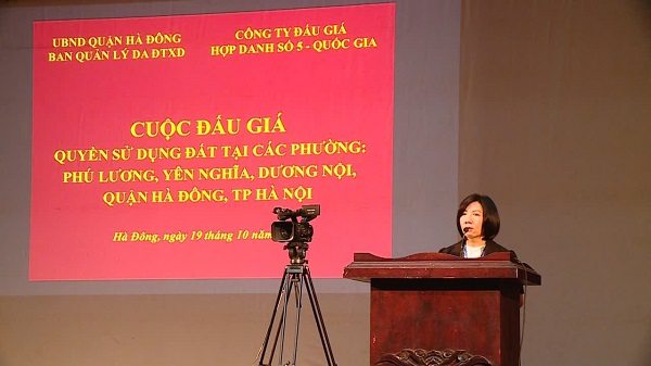 Phiên đấu giá đất tại quận Hà Đông. Ảnh: Hoàng Trang