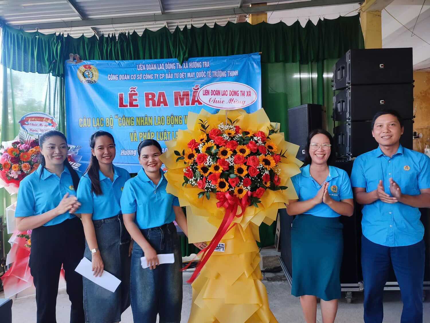 Ms. Ho Thi Linh (right) - President of Huong Tra Town Labor Union presented flowers to congratulate the Club "Workers with Reproductive Health and Labor Law". Photo: Huong Tra Labor Union.