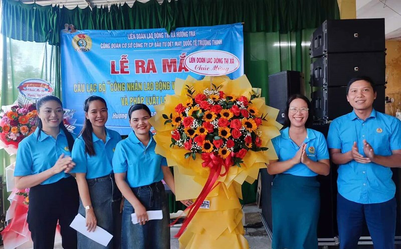 Ms. Ho Thi Linh (right) - President of Huong Tra Town Labor Union presented flowers to congratulate the Club "Workers with Reproductive Health and Labor Law". Photo: Huong Tra Labor Union.