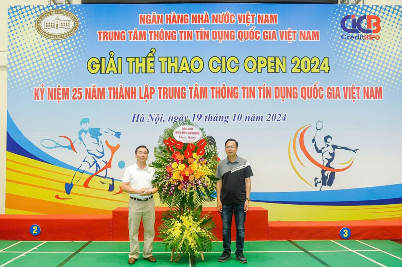 Cong doan NHTW trao tang lang hoa chuc mung BTC. Anh: Thien Binh