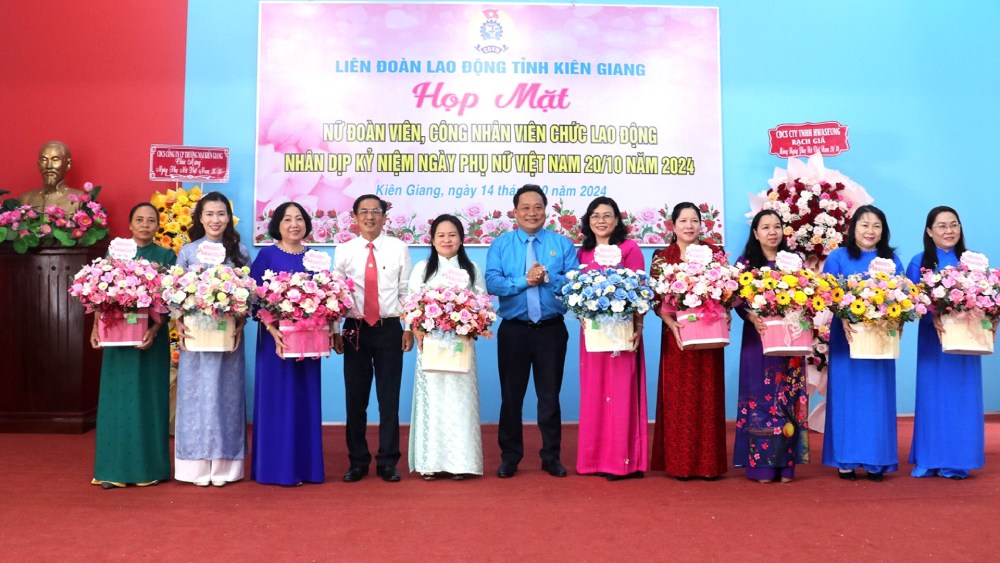 The Kien Giang Provincial Federation of Labor organized a meeting with female union members and employees to celebrate Vietnamese Women's Day. Photo: Xuan Nhi