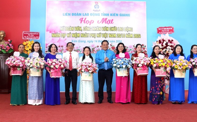 The Kien Giang Provincial Federation of Labor organized a meeting with female union members and employees to celebrate Vietnamese Women's Day. Photo: Xuan Nhi