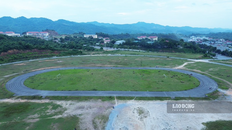 Ke tu khi khanh thanh giai doan 1 nam 2017 den nay, san van dong tinh Lao Cai van chi dung lai o viec tao mat bang san bong. Anh: Dinh Dai 