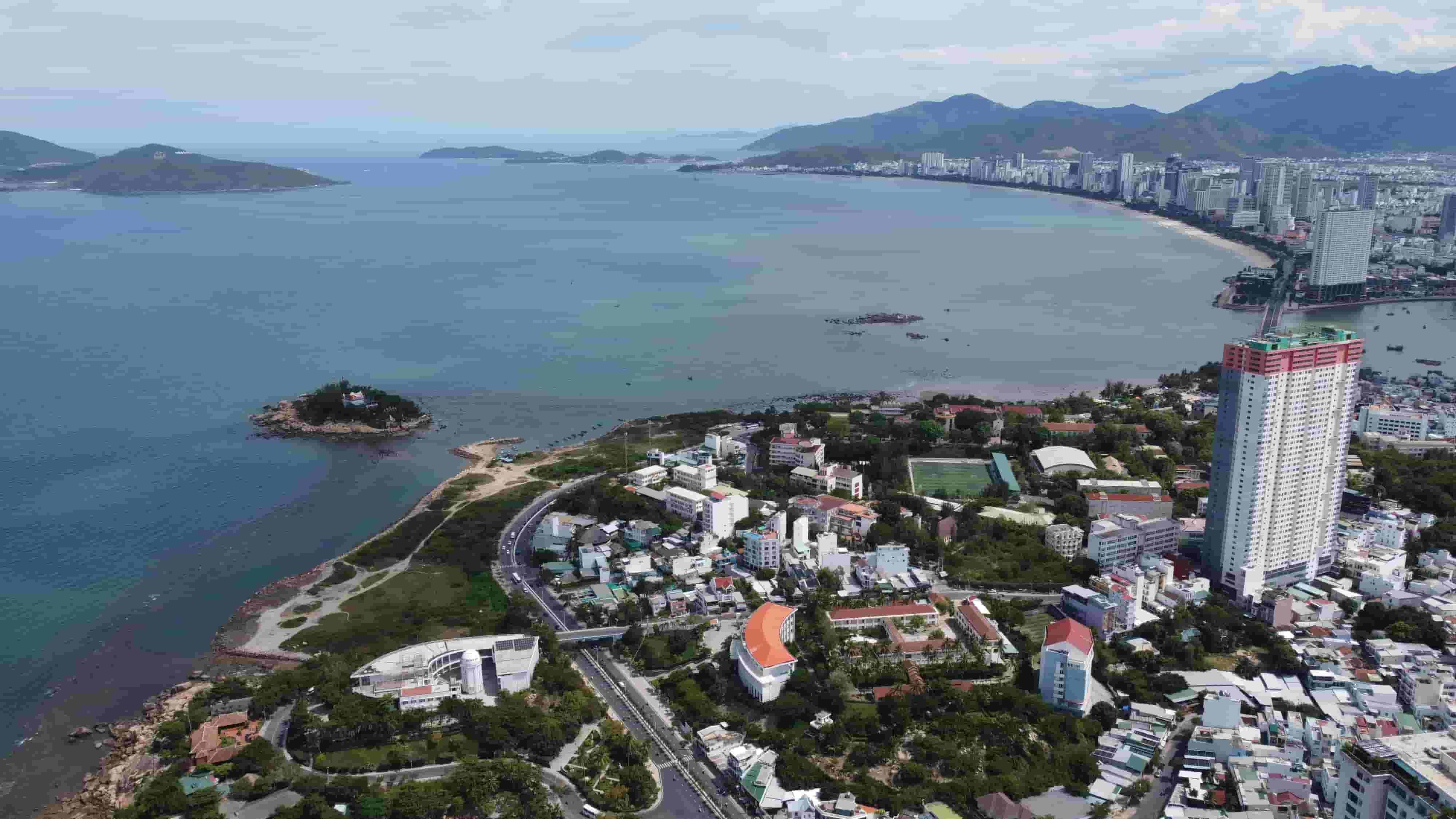 Tran Phu Street along the coast of Nha Trang, Khanh Hoa has many hotels. Photo: Huu Long