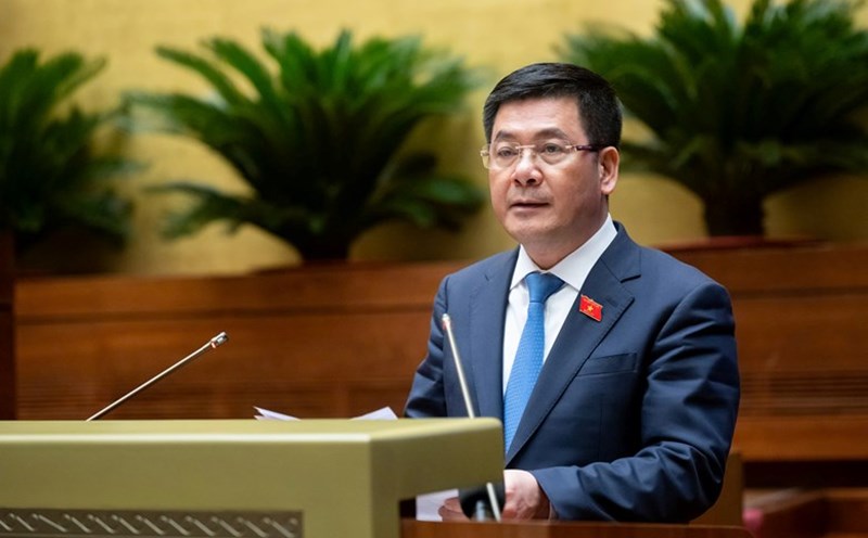 Minister of Industry and Trade Nguyen Hong Dien, authorized by the Prime Minister, presented the draft Law on Electricity (amended). Photo: Pham Thang