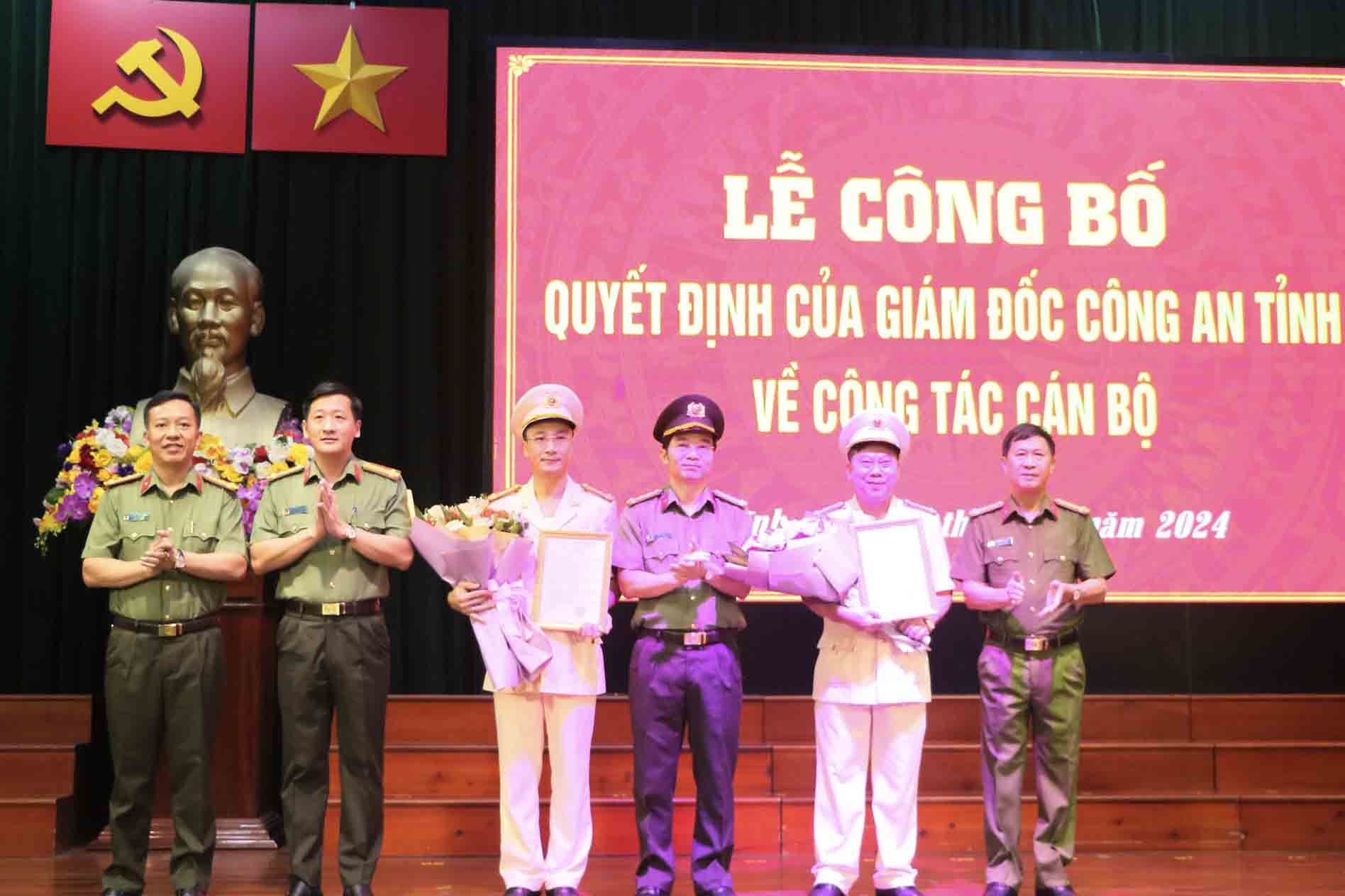 Handing over the decision to transfer Lieutenant Colonel Nguyen Van Hai and Lieutenant Colonel Le Xuan Thuy. Photo: Ha Tinh Police.