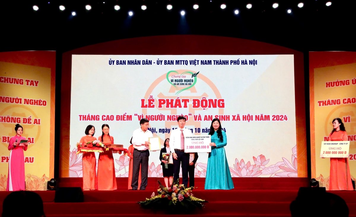 Dong chi Pham Duc Tuan -Thanh vien Hoi dong thanh vien dai dien Agribank trao tang Quy “Vi nguoi ngheo” Thanh pho Ha Noi. Anh: Agribank