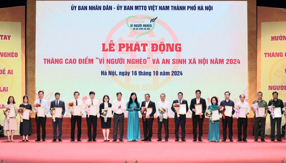 Lanh dao Thanh pho Ha Noi tiep nhan su ung ho va trao Thu cam on ghi nhan su ung ho cua cac don vi tieu bieu. Anh: Agribank