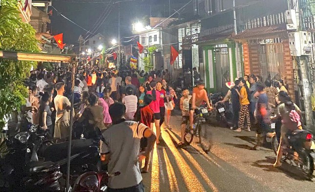 Faced with the news that the fundraising line had gone bankrupt, many people in Quynh Long commune (Quynh Luu district, Nghe An) gathered to demand their money. Photo: Hai Dang