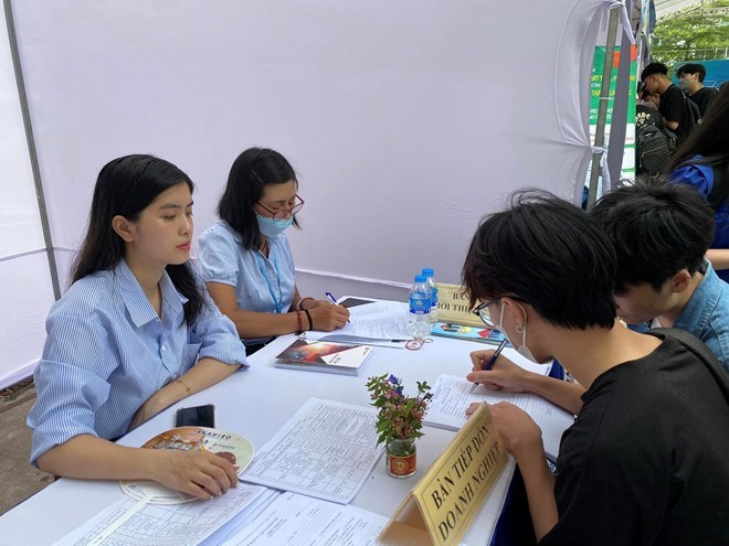Workers look for job opportunities at the Hanoi Employment Service Center. Photo: Hanh An
