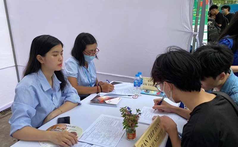 Workers look for job opportunities at the Hanoi Employment Service Center. Photo: Hanh An