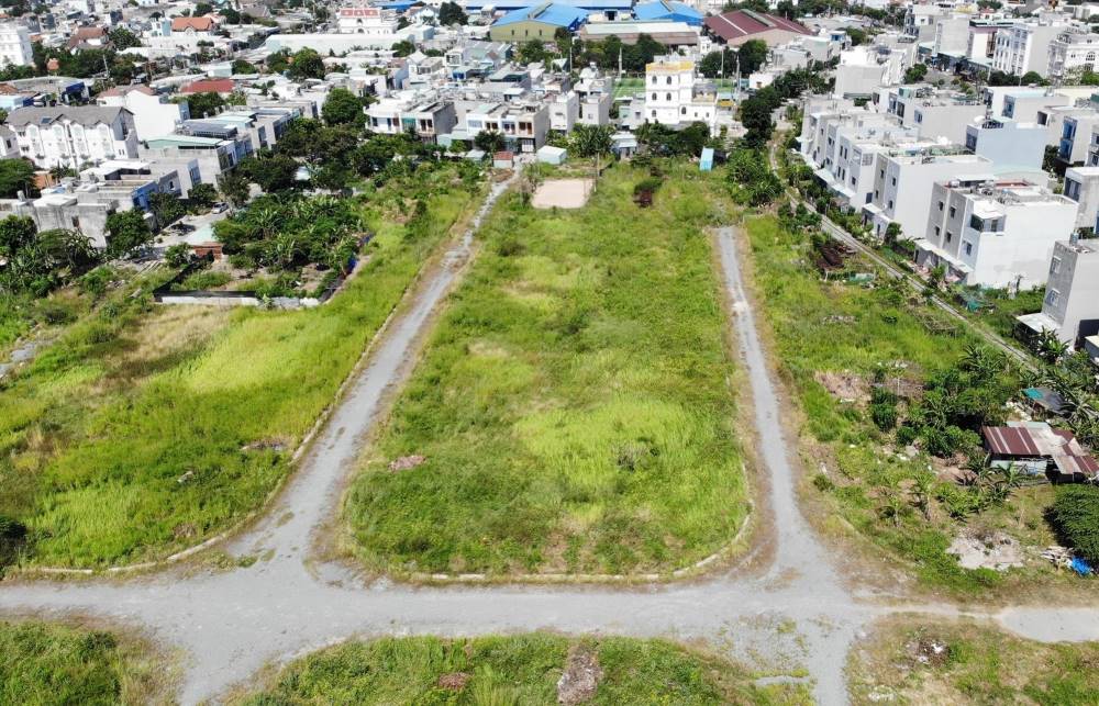 A corner of a nearly 48,000m2 land plot in Di An Ward, Di An City, Binh Duong. This land plot was formerly the Di An Railway Supply Station, with rails for trains to run into. Photo: Dinh Trong
