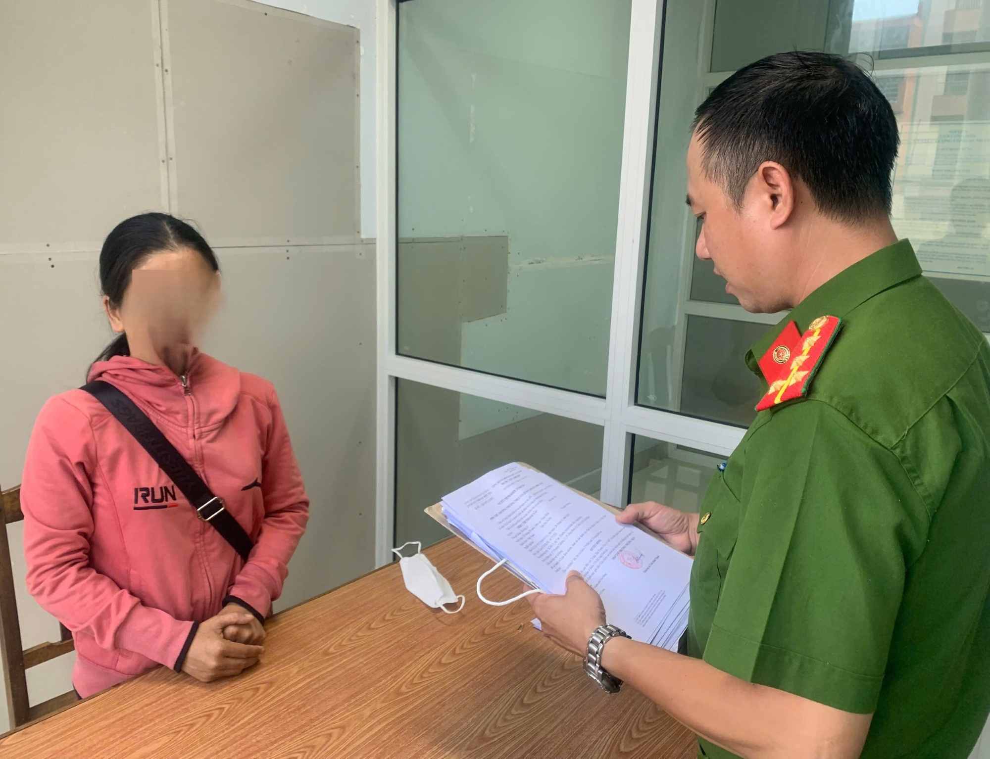 The Investigation Police Agency of Da Nang Police served the decisions on Trieu Thi T.V. Photo: Bao Ngoc