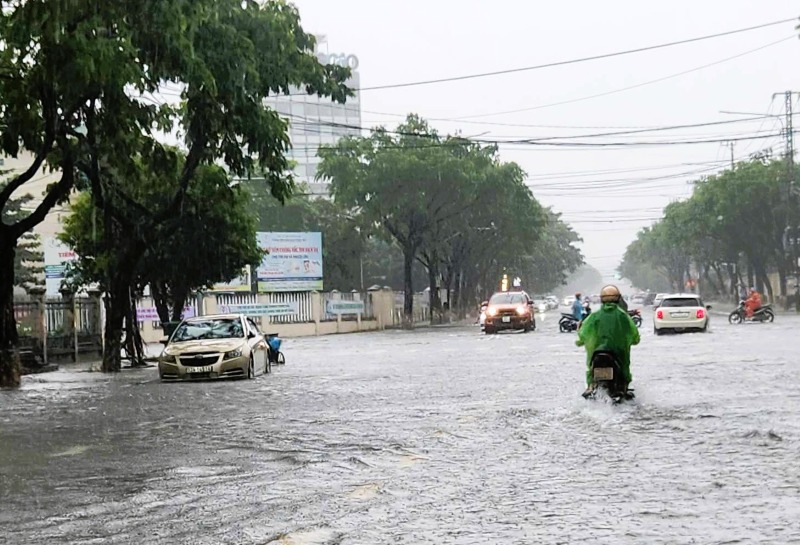 Streets in Tam Ky, Quang Nam flooded after heavy rain on October 21. Photo: Huy Hoang