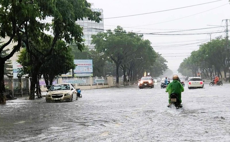Streets in Tam Ky, Quang Nam flooded after heavy rain on October 21. Photo: Huy Hoang