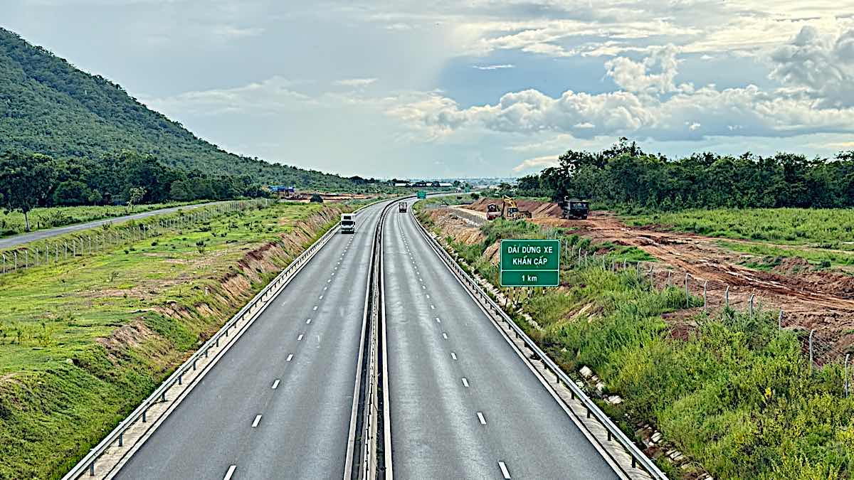 Vi tri dang thi cong tram dung nghi tren cao toc Vinh Hao - Phan Thiet. Anh: Duy Tuan 